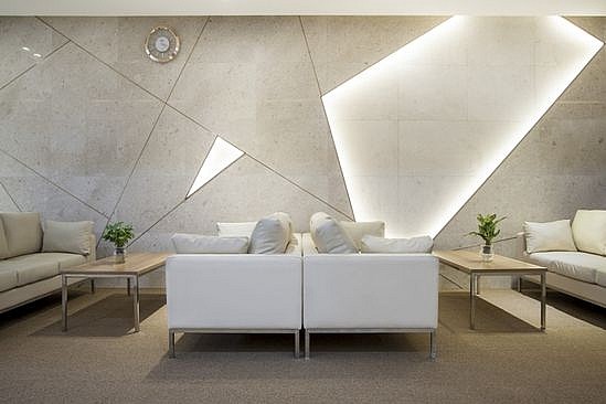 Акцентная стена из треугольников, дизайн панели с подсветкой