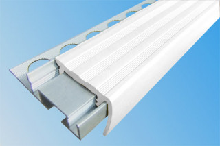 Закладной профиль противоскользящий ALPB-2.7 белый 2,7 м алюминиевый с резиновой вставкой