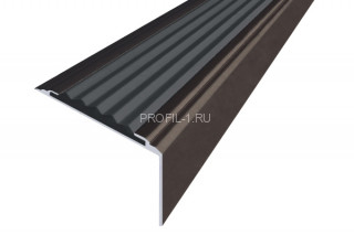 Алюминиевый порог угловой противоскользящий 20х38 мм АУ-38-Коньяк черный 2,7 м