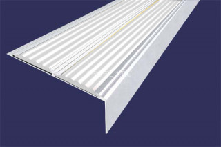 Алюминиевый порог 70х22 мм угловой противоскользящий АУ-70-Анод серебро-белый 1,5 м