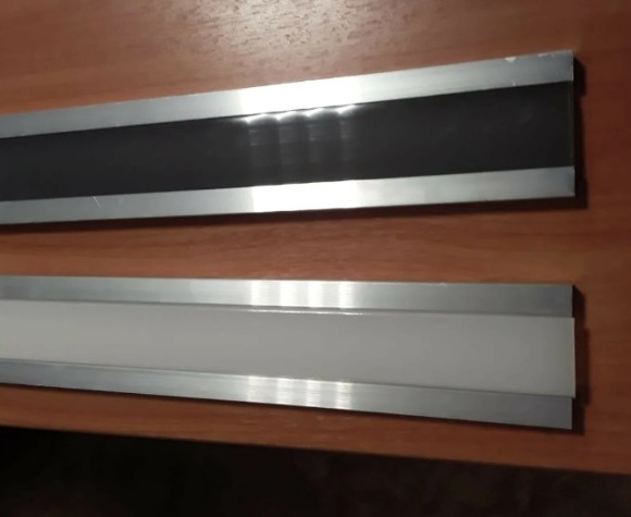 Алюминиевый плинтус с подсветкой 60 мм ПТ-61 серебро (профиль+ экран черный) 3 м