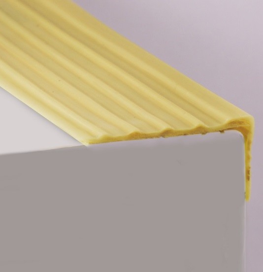 Резиновый профиль угловой противоскользящий самоклеящийся 20х50 мм У-50 желтый 12 м