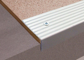 Алюминиевый порог угловой 20х40 мм с рифлением Д16 Серебро НЕ 2,7 м (упаковка 10 штук) Алюминиевый порог угловой 20х40 мм с рифлением Д16 Серебро НЕ 2,7 м (упаковка 10 штук)