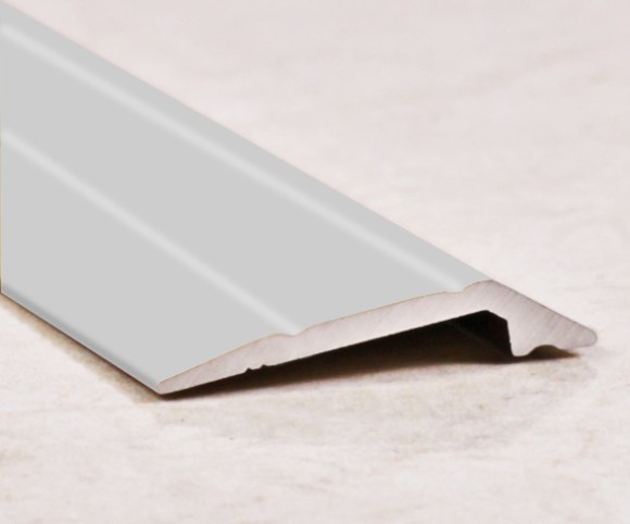 Разноуровневый порог алюминиевый с насечками 28 мм ПО-28х6 серебро матовое 2,7 м