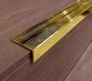 Латунный порог угловой с рифлением SE22 ON 42х22 полированный 2,7м