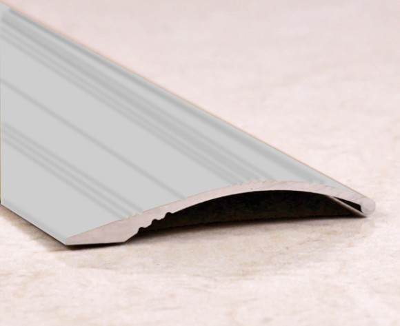 Разноуровневый порог алюминиевый с рифлением 39 мм ПО-39х6 серебро матовое 2,7 м
