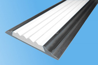 Алюминиевый порог одноуровневый противоскользящий 46 мм АП-46 без покрытия белый 2,0 м