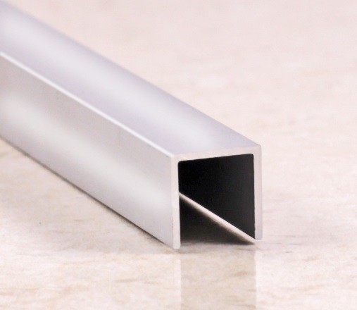 П-образный профиль алюминиевый 8х8 мм П-8х8 серебро глянец 2,7 м