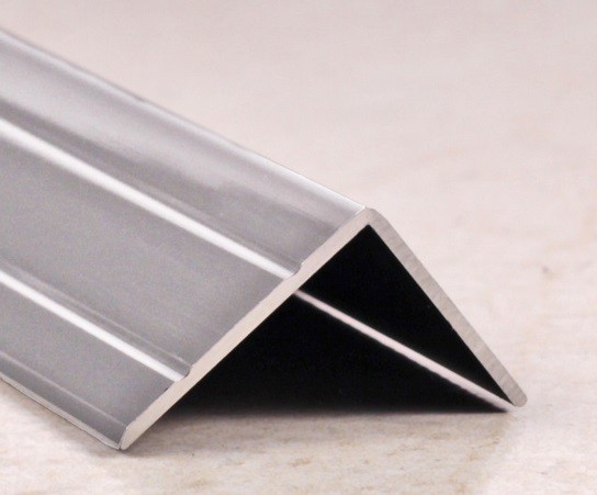 Угловой порог алюминиевый с насечками 24х20 мм ПО-24х20 серебро матовое 2,7 м