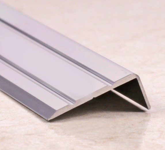 Угловой порог алюминиевый с насечками 24х10 мм ПО-24х10 серебро глянец 2,7 м