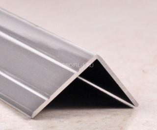 Угловой порог алюминиевый с насечками 24х20 мм ПО-24х20 серебро глянец 2,7 м