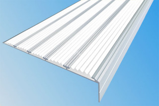 Алюминиевый угловой порог противоскользящий 34х160 мм АУ-160 белый 2,0 м