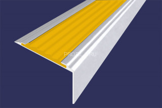 Алюминиевый порог угловой противоскользящий 20х38 мм АУ-38-Анод серебро-желтый 2,7 м
