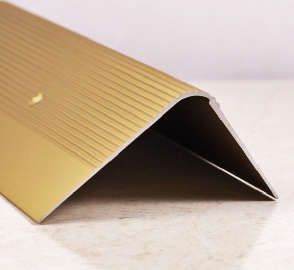 Угловой порог алюминиевый с рифлением 60х40 мм ПО-60х40 золото матовое 2,7 м