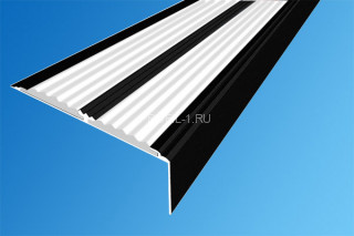 Алюминиевый порог 70х22 мм угловой противоскользящий АУ-70-Краш черный глянец-белый 2,0 м
