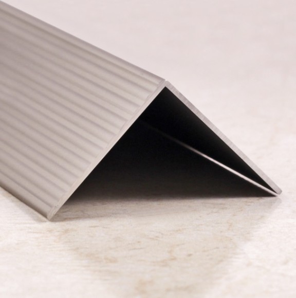 Угловой порог алюминиевый с рифлением 40х40 мм ПО-40х40 серебро матовое 2,7 м