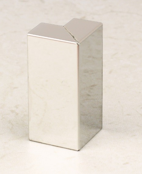 Наружний уголок для плинтуса Н40 серебро глянец