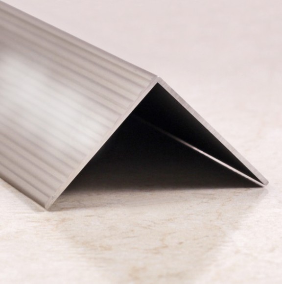 Угловой порог алюминиевый с рифлением 40х40 мм ПО-40х40 серебро глянец 2,7 м
