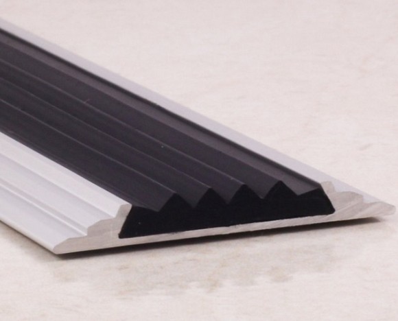 Противоскользящий порог алюминиевый с резиной  46 мм ПО-46+ПР-15 серебро матовое-черный 2,7 м