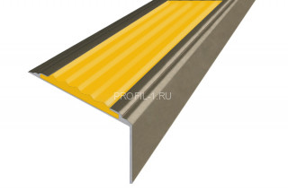 Алюминиевый порог угловой противоскользящий 20х38 мм АУ-38-Анод шампань-желтый 1,35 м