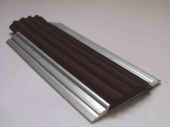 Противоскользящий порог алюминиевый с резиной  46 мм ПО-46+ПР-15 серебро глянец-коричневый 2,7 м