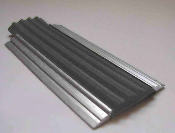 Противоскользящий порог алюминиевый с резиной  46 мм ПО-46+ПР-15 серебро глянец-серый 2,7 м