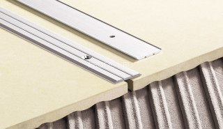 Порог одноуровневый с насечками 25 мм Cezar LPP 25 1,8 м латунь хром с отверстием Порог одноуровневый с насечками 25 мм Cezar LPP 25 1,8 м латунь хром с отверстием