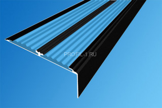 Алюминиевый порог 70х22 мм угловой противоскользящий АУ-70-Краш черный глянец-голубой 3,0 м