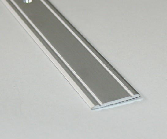 Алюминиевый порог одноуровневый плоский с насечками 30 мм Effector A 02.01 0,9 м серебро
