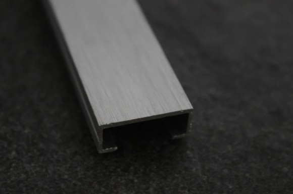 Алюминиевый П-профиль 8х20 Б-4 серебро браш 3 м