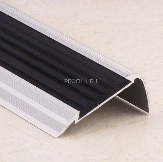 Угловой порог алюминиевый антискользящий с резиной 48х23 мм ПО-48х23+ПР-30 серебро матовое-черный 2,7 м