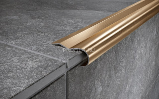Угловой порог из нержавеющей стали 40х8 мм FCR 8 GM золото сатинированное 270 см