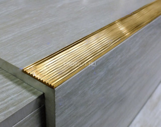 Латунный порог одноуровневый с рифлением против скольжения SI 300 ON 30х3 полированный 2,7м