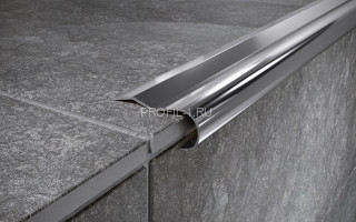 Угловой порог из нержавеющей стали 40х10 мм FCR 10 P полированная сталь 270 см