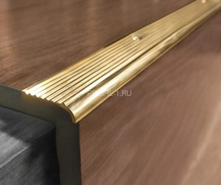 Латунный порог окантовочный одноуровневый с рифлением против скольжения SW 23 OL 23х6 полированный 2,7м