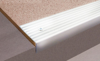 Алюминиевый порог угловой 20х40 мм с рифлением Д16 без покрытия 2,7 м (упаковка 10 штук) Алюминиевый порог угловой 20х40 мм с рифлением Д16 без покрытия 2,7 м (упаковка 10 штук)