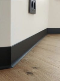 Черный плинтус алюминиевый